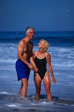 Immagine della coppia di anziani che giocano sulla spiaggia