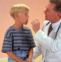 Immagine di un medico che esamina un ragazzo