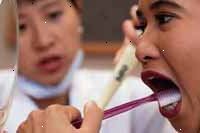 Immagine di un dentista istruire una giovane ragazza sulle tecniche toothbrushing adeguate