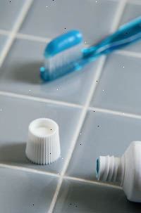 Immagine di uno spazzolino e un tubetto di dentifricio