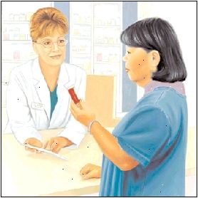 La donna parla al farmacista al banco della farmacia.