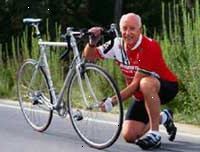 Immagine di un uomo anziano che adegua la sua bicicletta pneumatico