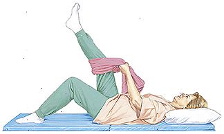 Donna sdraiata sul tappeto con il cuscino di sostegno testa. Un ginocchio è piegato con TV piede sul pavimento. Asciugamano è avvolto attorno altro ginocchio. La donna è in possesso le estremità del telo e tirando a sollevare la gamba.