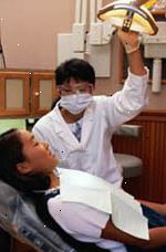Immagine di una giovane ragazza durante una visita al suo dentista