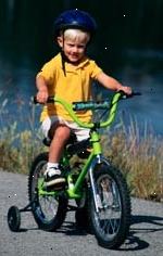 Immagine di giovane ragazzo con un casco, in sella a una bicicletta