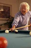 Immagine di una donna anziana in un tavolo da biliardo