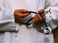 Immagine di un medico in possesso di uno stetoscopio