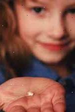 Immagine di una giovane ragazza in possesso di un dente
