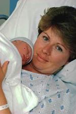 Immagine di un nuovo legame madre con il suo neonato in ospedale