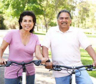 Senior coppia in bici, esercizio, stile di vita sano
