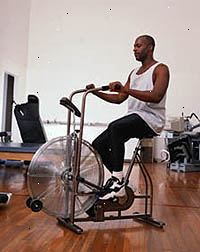 Immagine di un uomo che esercita su una bicicletta stazionaria