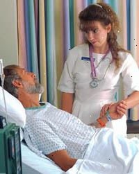 Immagine di una femmina infermiera con un paziente