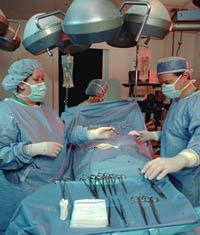 Immagine della sala operatoria durante l'intervento chirurgico