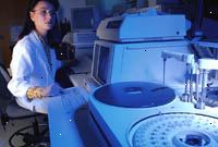 Immagine di un patologo femmina in un laboratorio