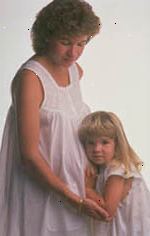 Immagine di una donna incinta in piedi vicino alla sua giovane figlia