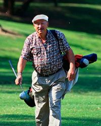 Immagine di un uomo anziano con le sue mazze da golf