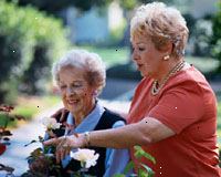 Immagine di due donne anziane, sorridente