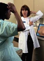 Immagine di un medico di sesso femminile insegnare a un paziente come eseguire un auto-esame del seno