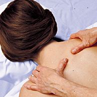 Donna che ottiene massaggio della spalla.