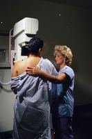 Immagini di donne di mezza età ottenere una mammografia
